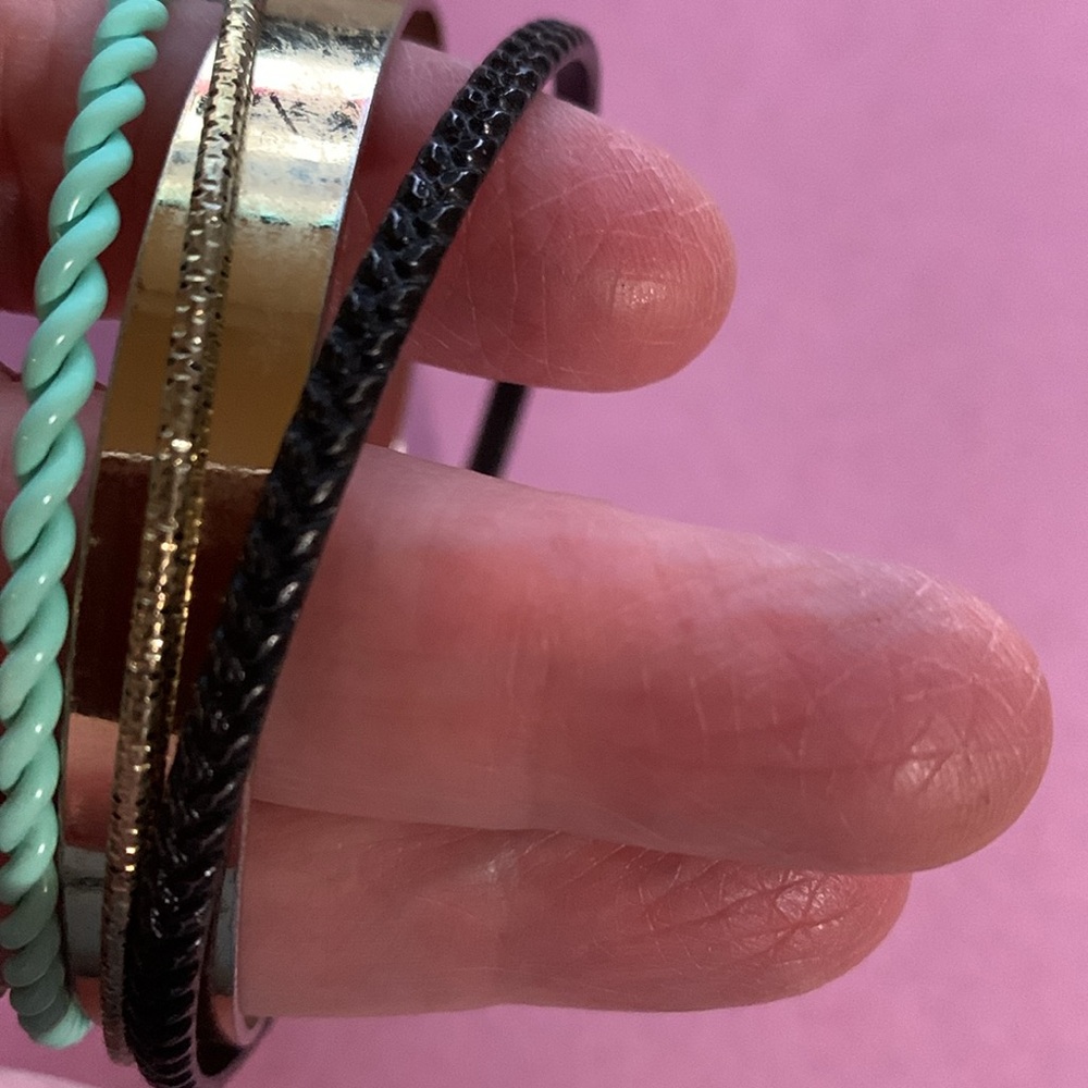 Four bracelets - Picture 6 of 6